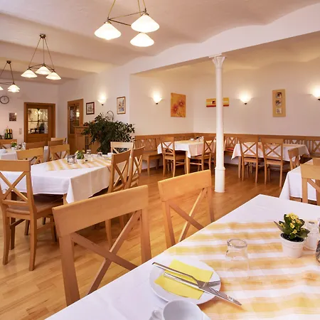 Bernhardhof - Pension, Guest-house & 3* Otterfing