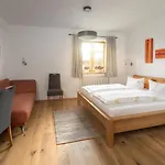 Bernhardhof - Pension, Guest-house & 3* Otterfing
