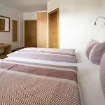 Bernhardhof - Pension, Guest-house & 3* Otterfing