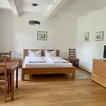 Bernhardhof - Pension, Guest-house & Otterfing