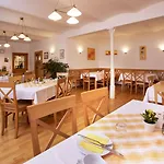 Bernhardhof - Pension, Guest-house & 3* Otterfing