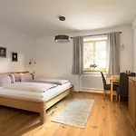 Bernhardhof - Pension, Guest-house & 3* Otterfing