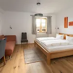 Bernhardhof - Pension, Guest-house & 3* Otterfing