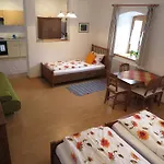 Guest house Bernhardhof - Pension, Guest-house & Otterfing