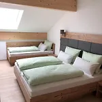 Bernhardhof - Pension, Guest-house & 3* Otterfing
