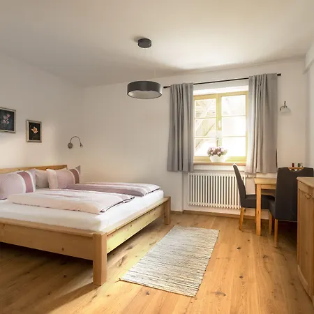 Bernhardhof - Pension, Guest-house & 3* Otterfing