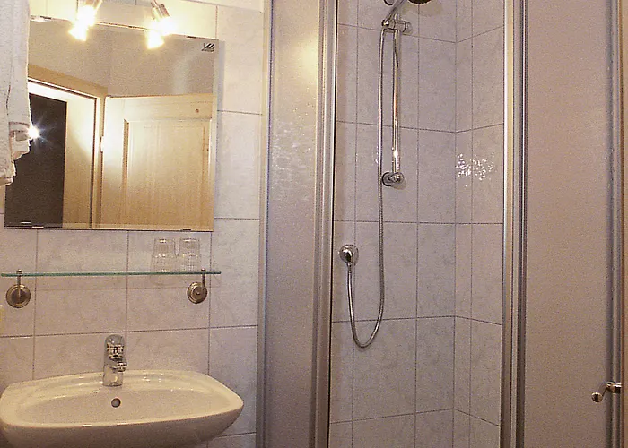 Bernhardhof בית הארחה 3*